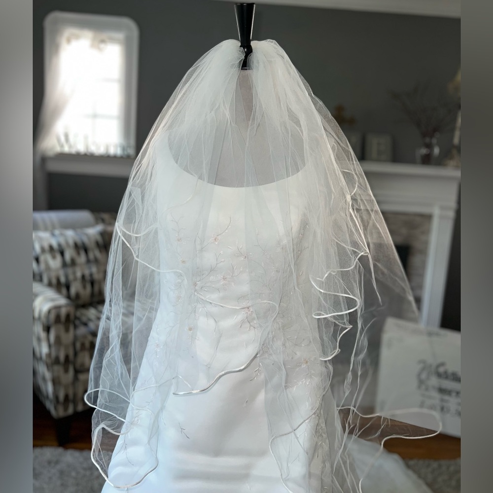 🤍💍👰🏼♀️Monique Bridal Wedding Dress AND Veil - Dry Cleaned and preserved - Picture 8 of 15